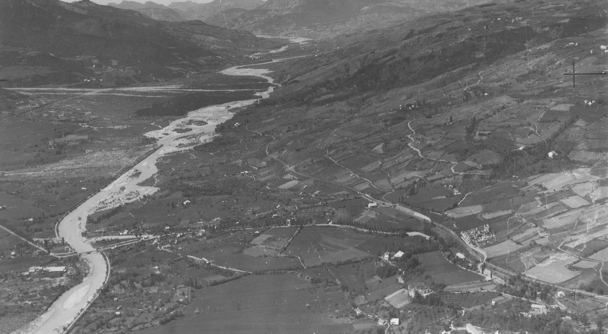 Cette vue d’avion nous montre toute la vallée de la Durance depuis Embrun avant la construction du barrage  Photo EDF Cette vue d’avion nous montre toute la vallée de la Durance depuis Embrun avant la construction du barrage  Photo EDF