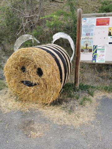 Photo abeille botte de paille